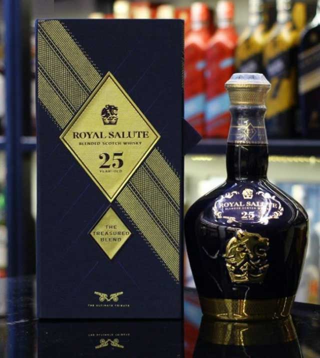 Chivas 25 Năm Royal Salute